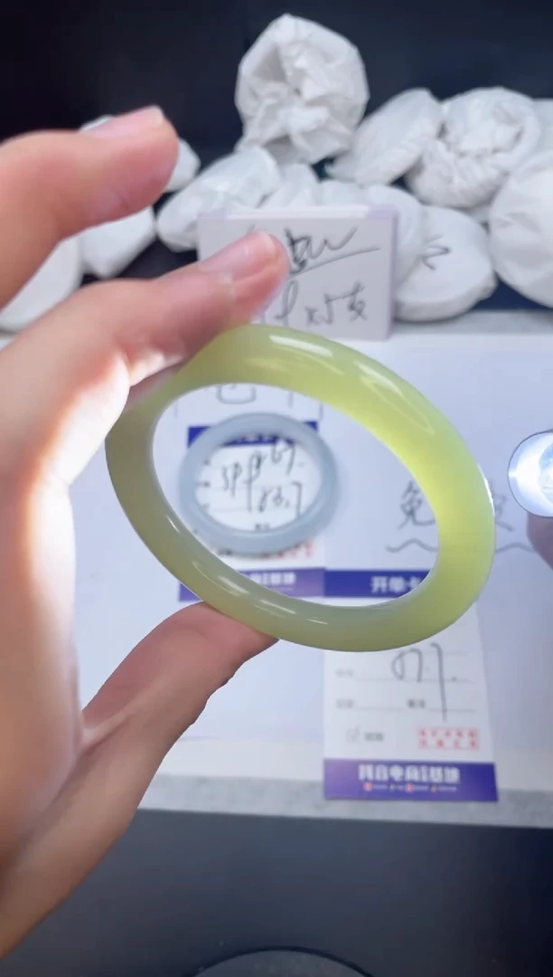 【闪购商品】石英质玉手镯未镶嵌268/