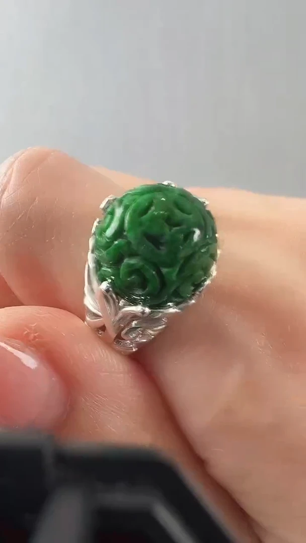 颈饰未镶嵌翡翠戒指