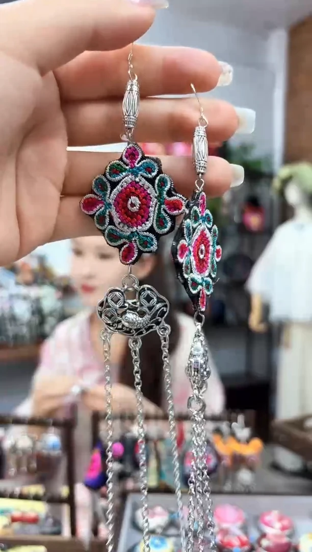 织绣云织瑶非遗老绣饰品425