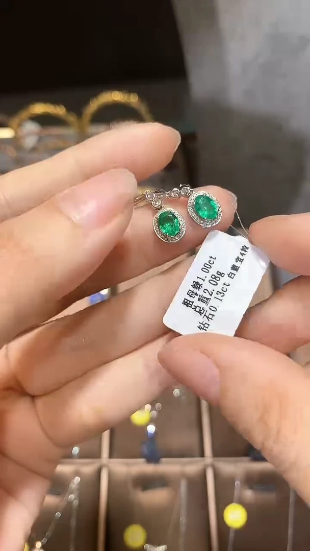 18K金镶嵌耳饰祖母绿