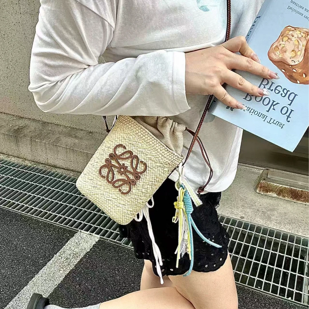 95新 LOEWE/罗意威 焦糖色经典小号草编手机包