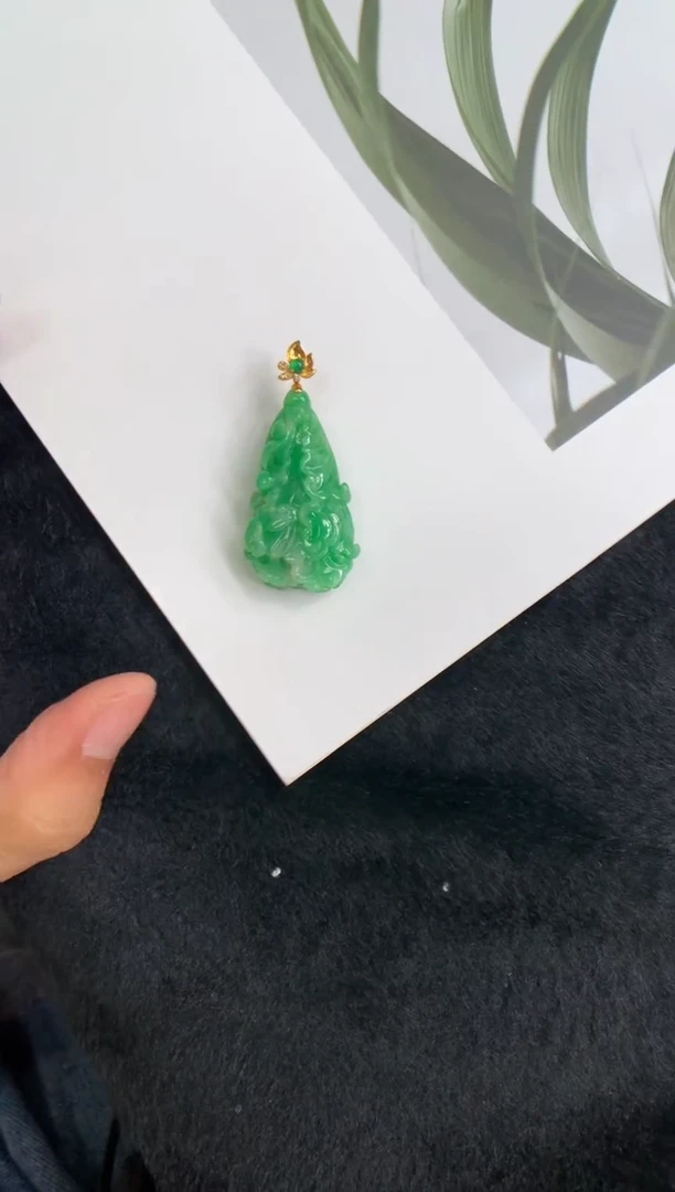 颈饰18K金镶嵌翡翠白菜