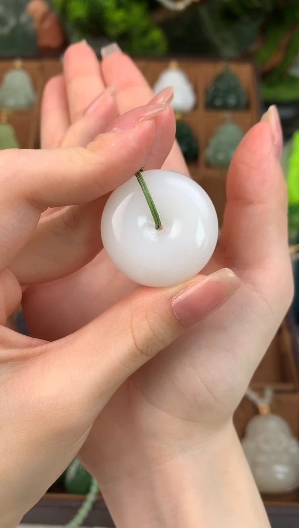 颈饰未镶嵌和田玉吊坠