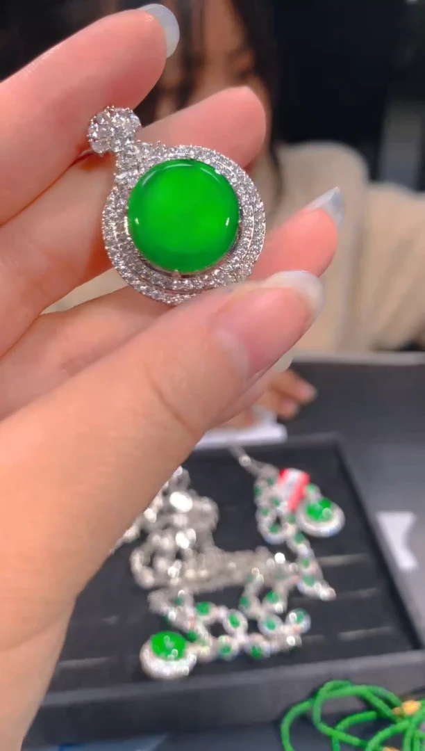 【闪购商品】定制翡翠未镶嵌80定制翡翠，多样性发货（发其一）