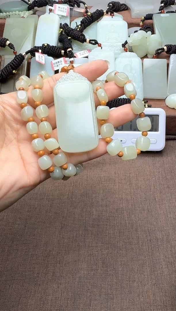 颈饰未镶嵌和田玉一****）一品春风