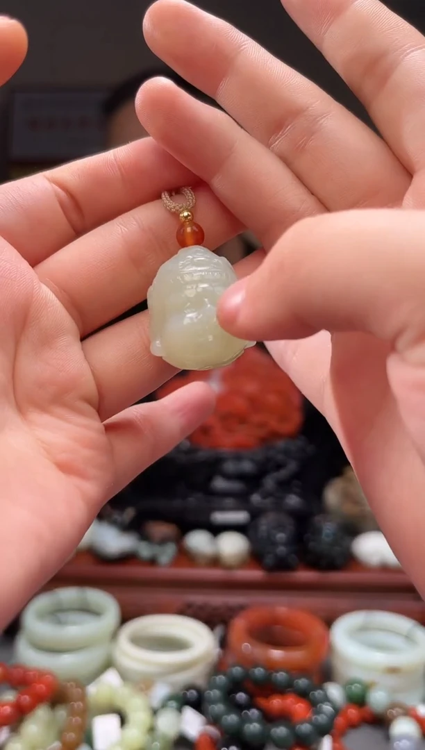 颈饰未镶嵌和田玉吊坠