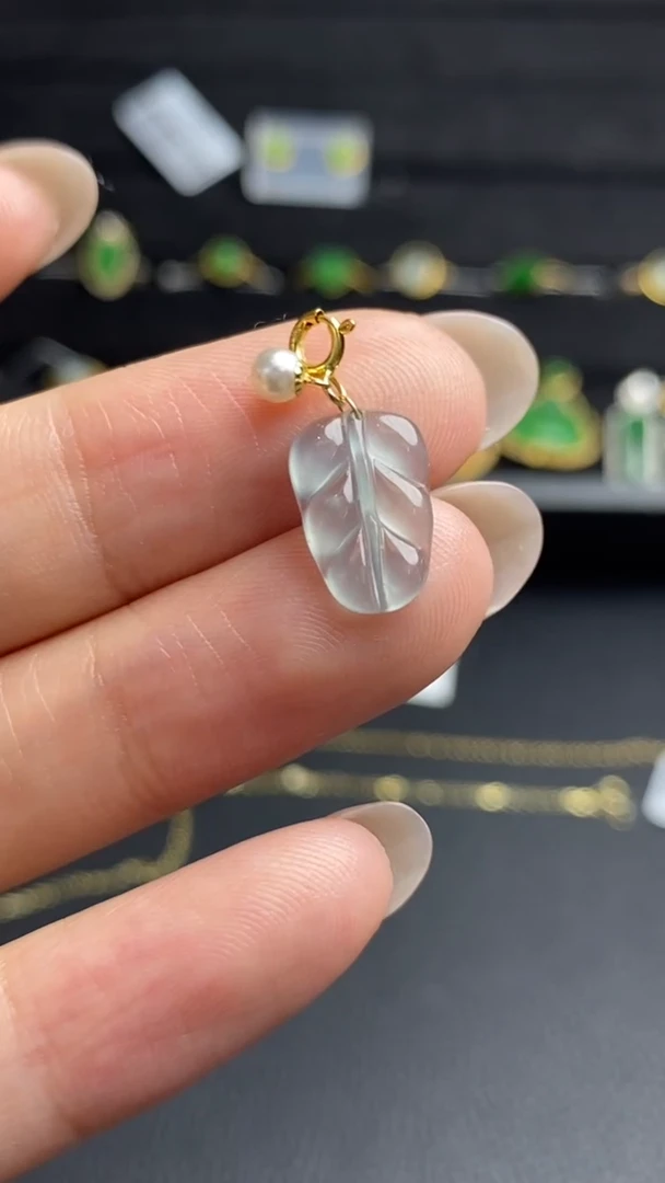 翡翠18K金镶嵌颈饰吊坠