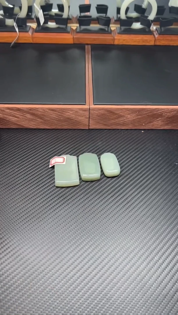 吊坠(赠链)未镶嵌和田玉且末微色差近矿多样性发货拍一发一L