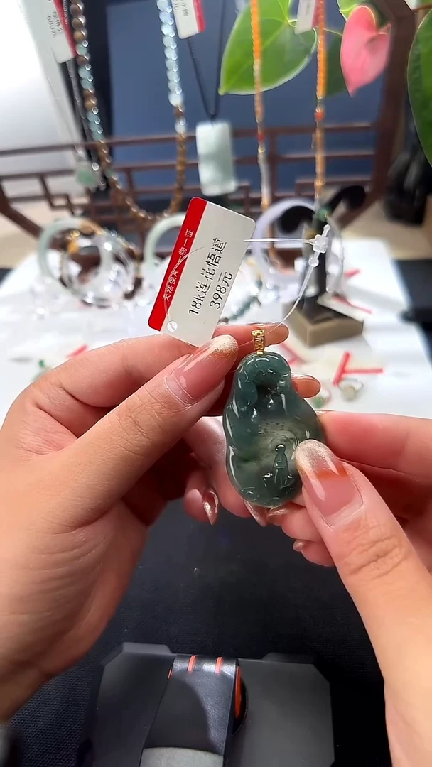 颈饰18K金镶嵌翡翠莲花悟道