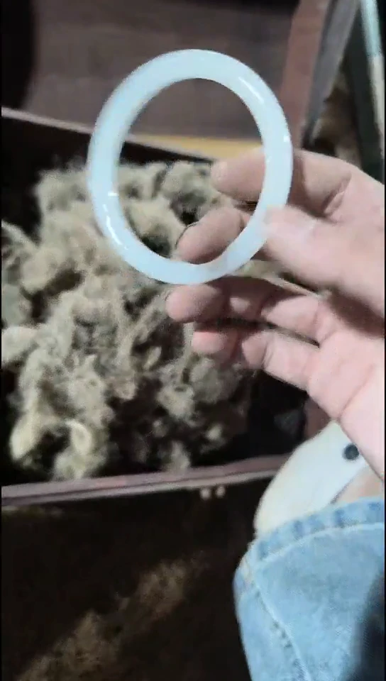 香榧木一个白色镯子
