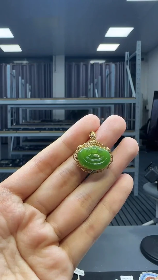 18K金镶嵌和田玉挂件1