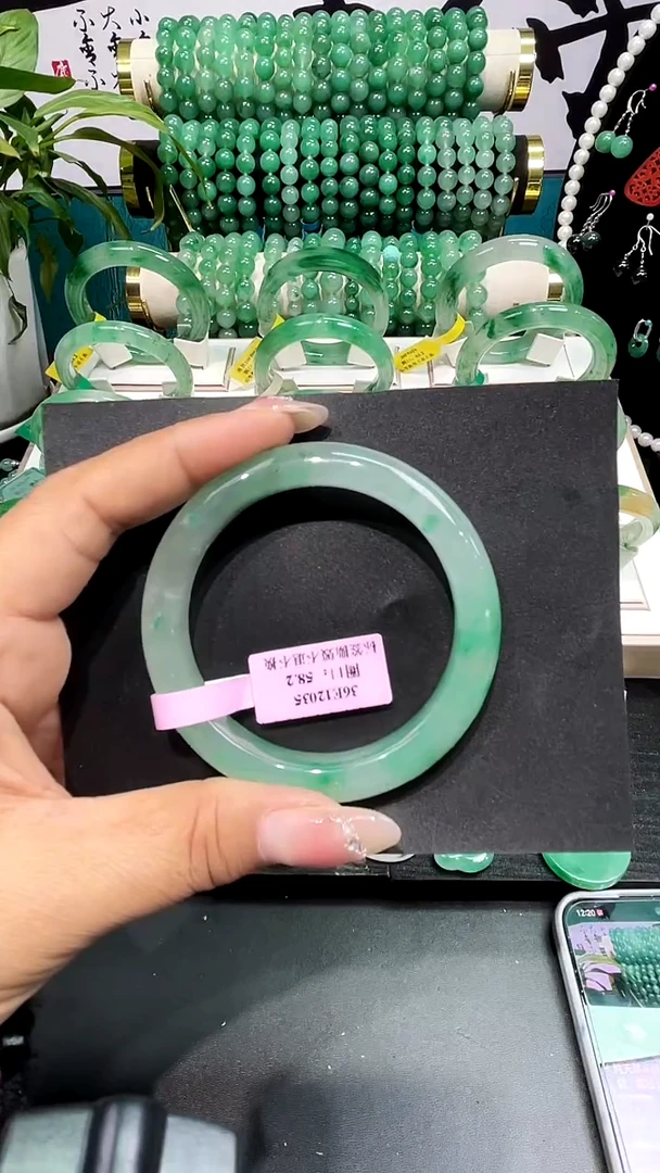 未镶嵌手镯石英质玉（非洲翠）手镯