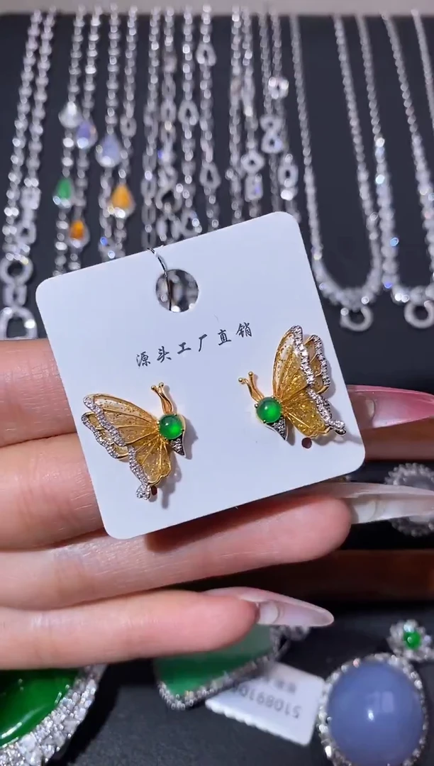 颈饰18K金镶嵌翡翠耳饰