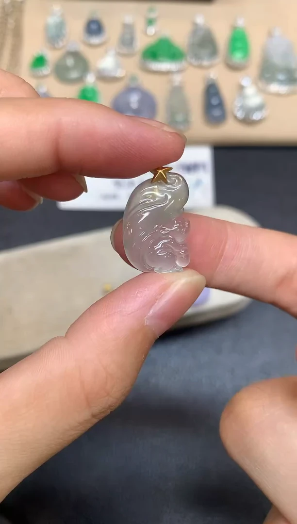 颈饰18K金镶嵌翡翠松鼠【48小时鉴赏期】