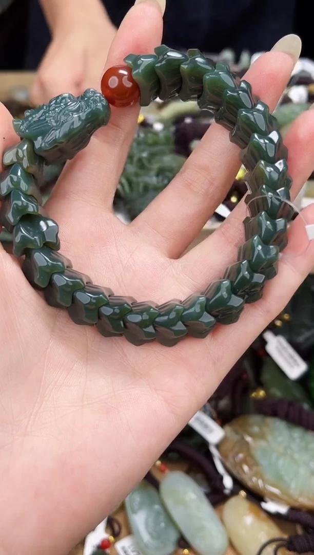 颈饰未镶嵌和田玉马**遥1