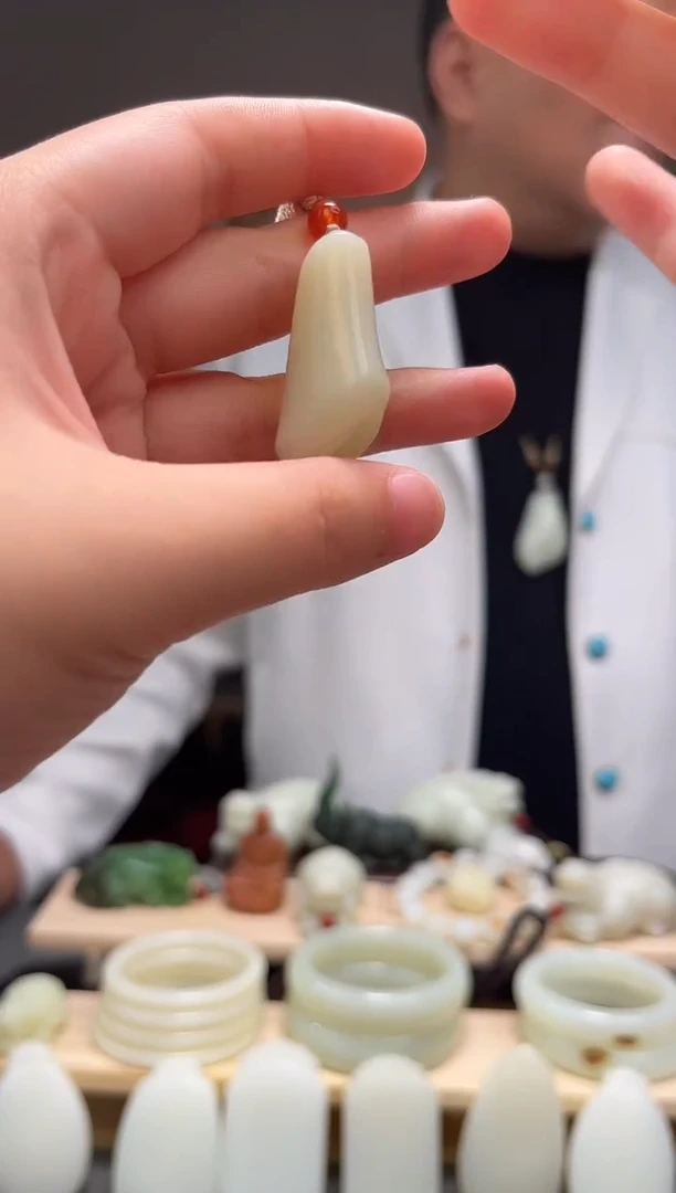 颈饰未镶嵌和田玉吊坠