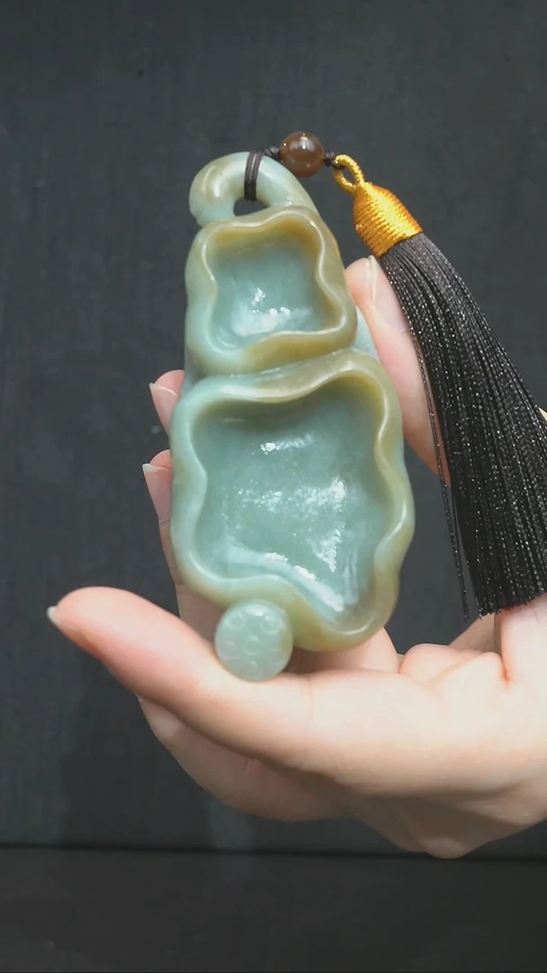 和田玉未镶嵌颈饰75.8克荷叶