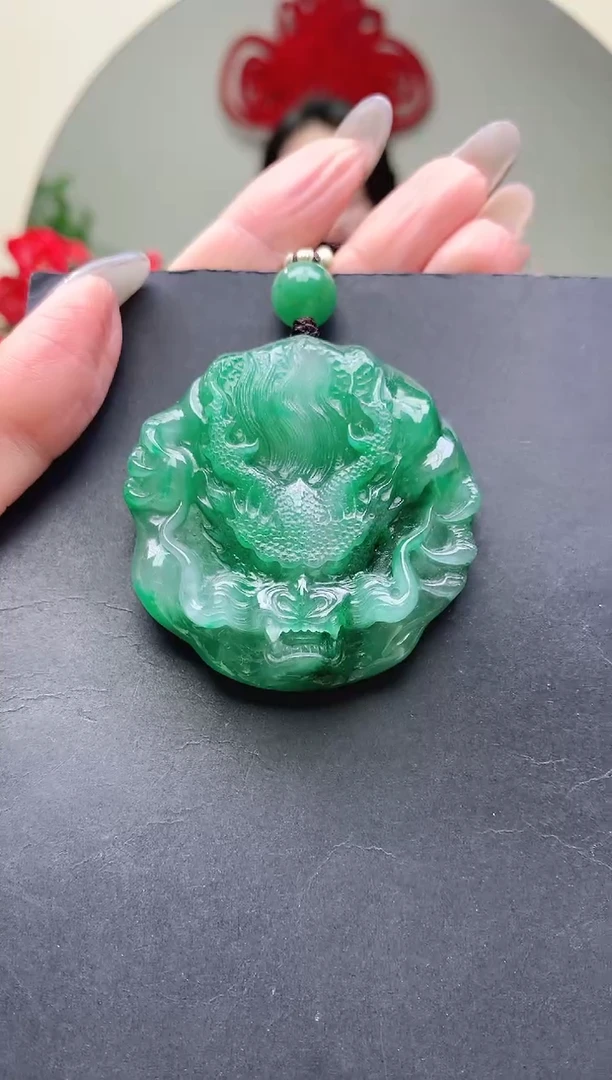 颈饰未镶嵌石英质玉龙牌