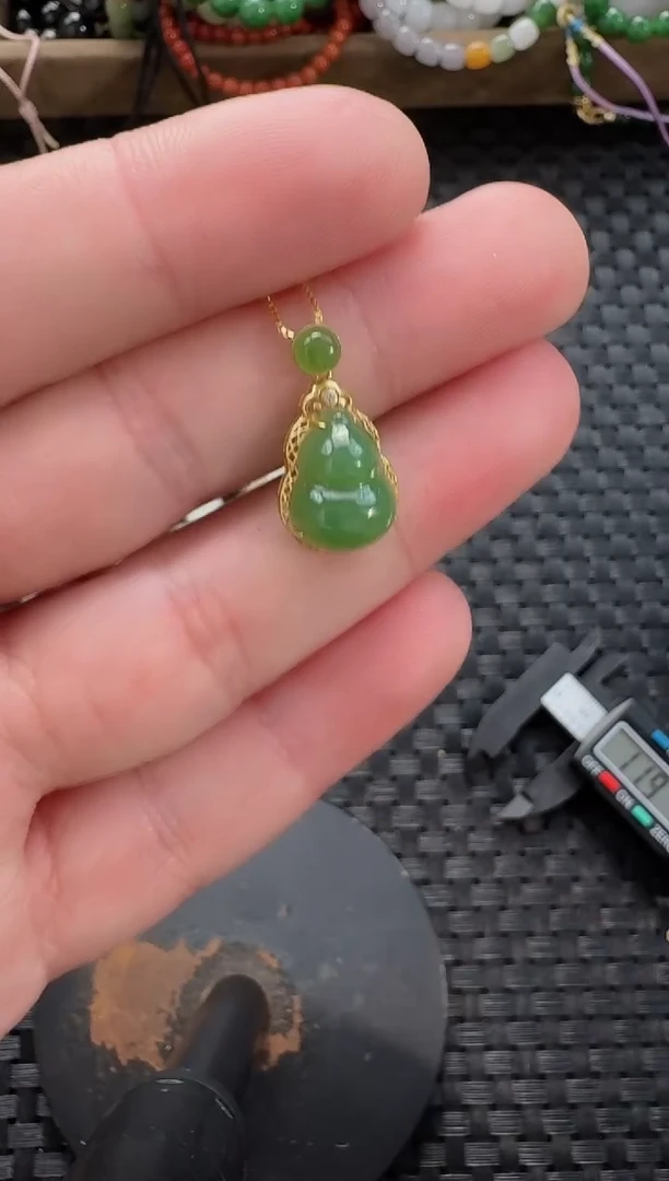 颈饰18K金镶嵌和田玉葫芦