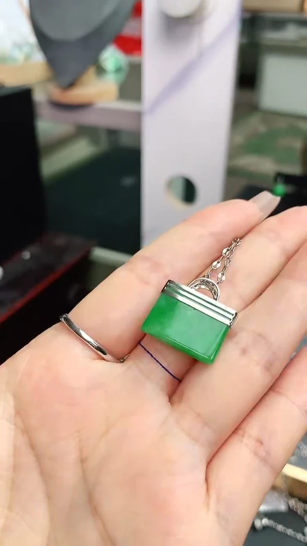 翡翠18K金镶嵌颈饰赠礼盒证书