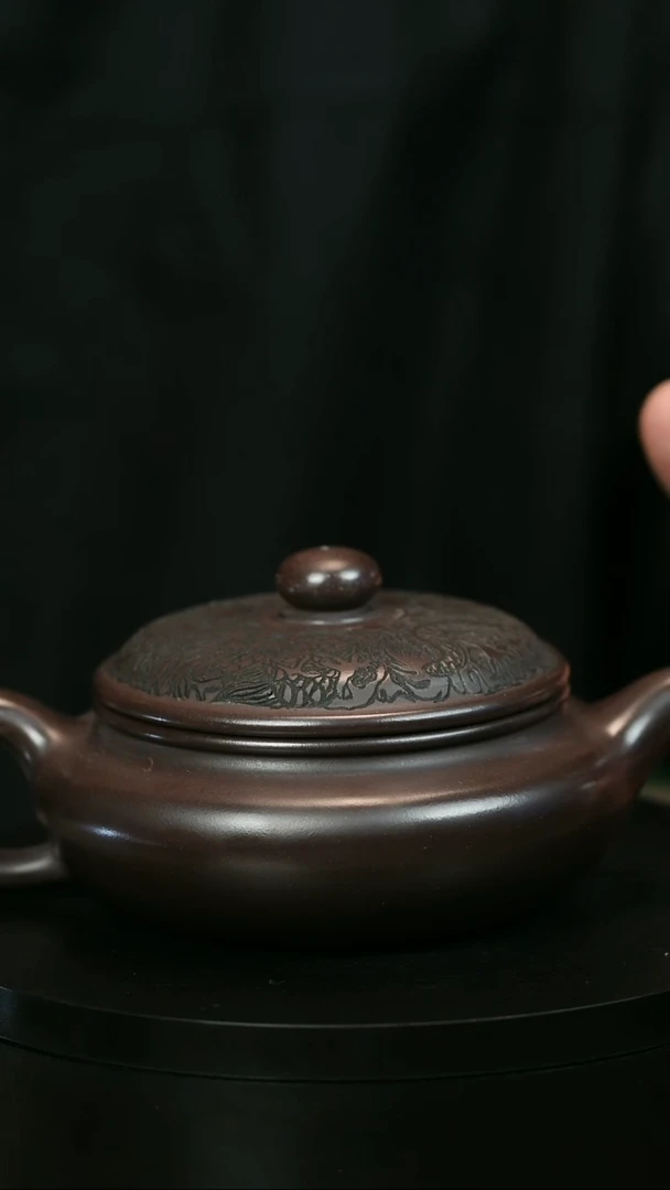 茶壶紫砂噢*噶H1957李传荣紫泥龙刻扁腹