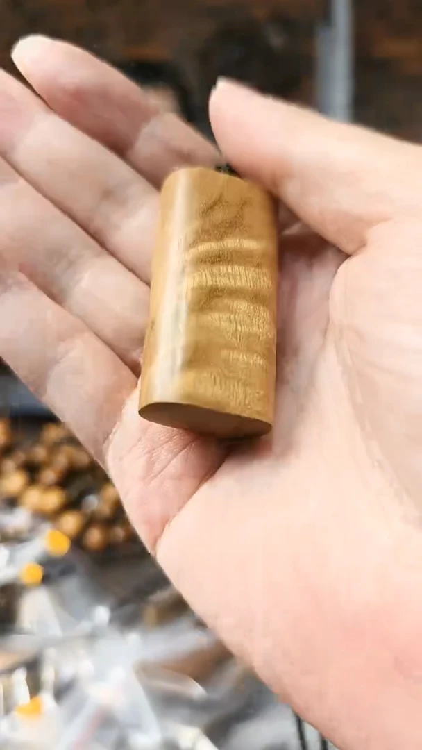 【闪购商品】金丝楠无事牌手把件