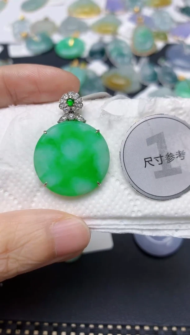 翡翠18K金镶嵌颈饰天然缅甸A货翡翠