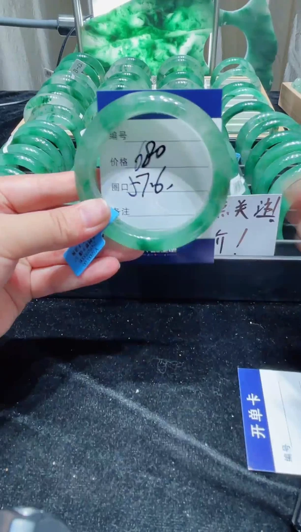 未镶嵌手镯石英质玉手镯