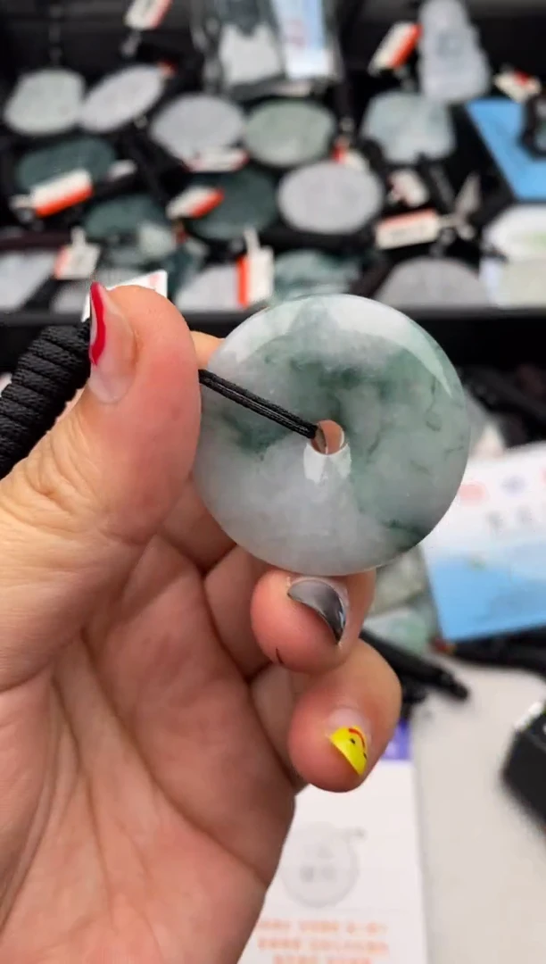 翡翠未镶嵌颈饰多样性发其一