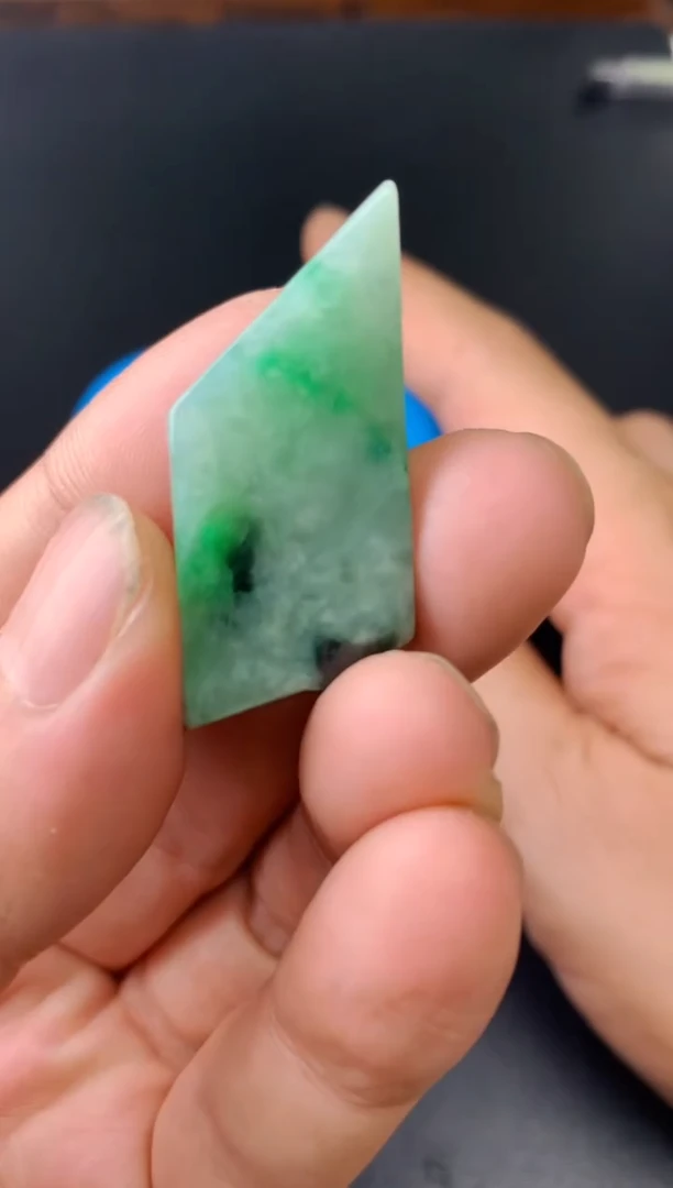 颈饰未镶嵌翡翠果***翅料子