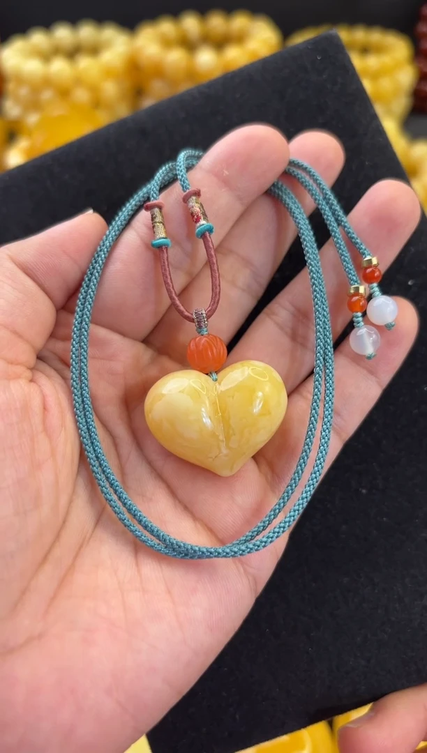 蜜蜡颈饰未镶嵌白花满蜡屁桃心