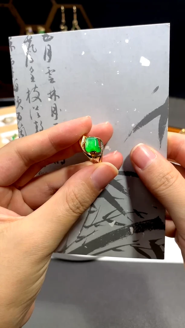 18K金镶嵌戒指翡翠宛*随形绿色设计款（48小时鉴赏）
