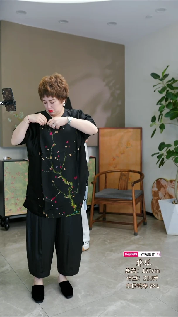 大码时尚35姆米喷绘提花缎香云纱定位花桃心领偏襟太太服8110