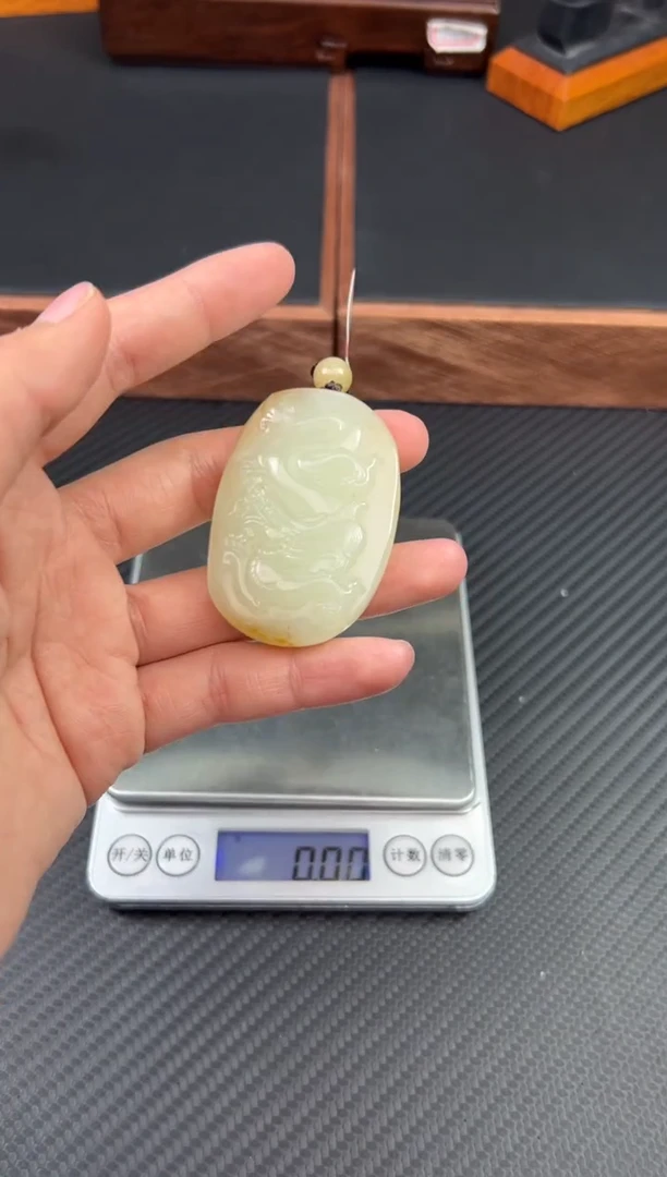 和田玉未镶嵌吊坠(赠链)且末微色差近矿二号矿