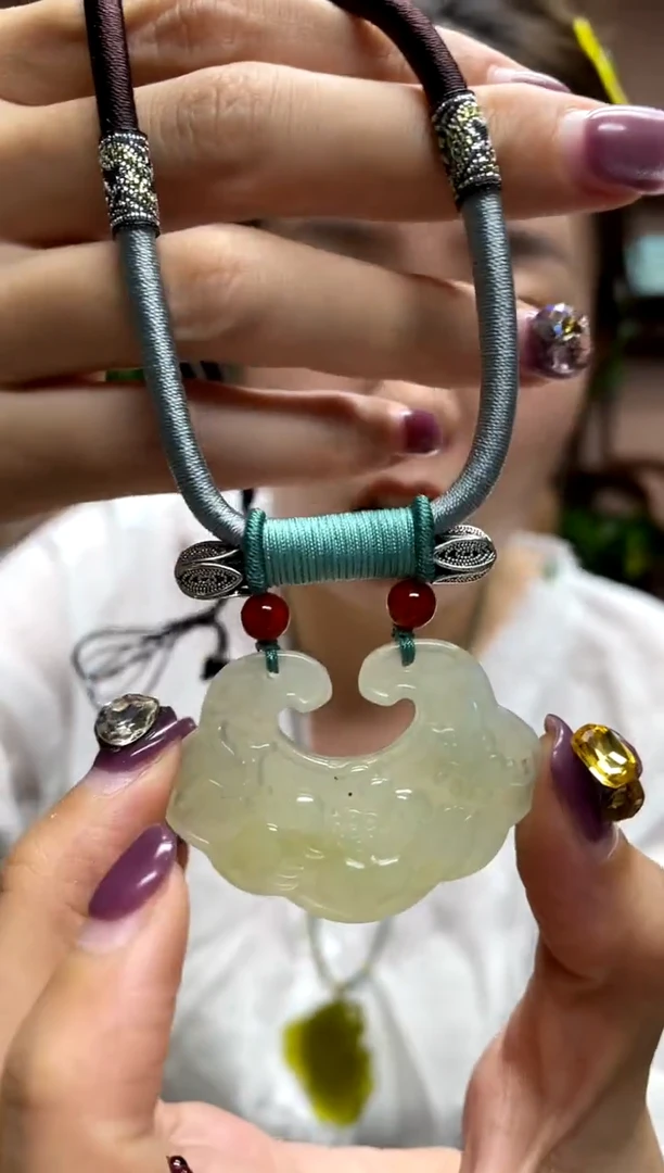 岫玉未镶嵌吊坠·