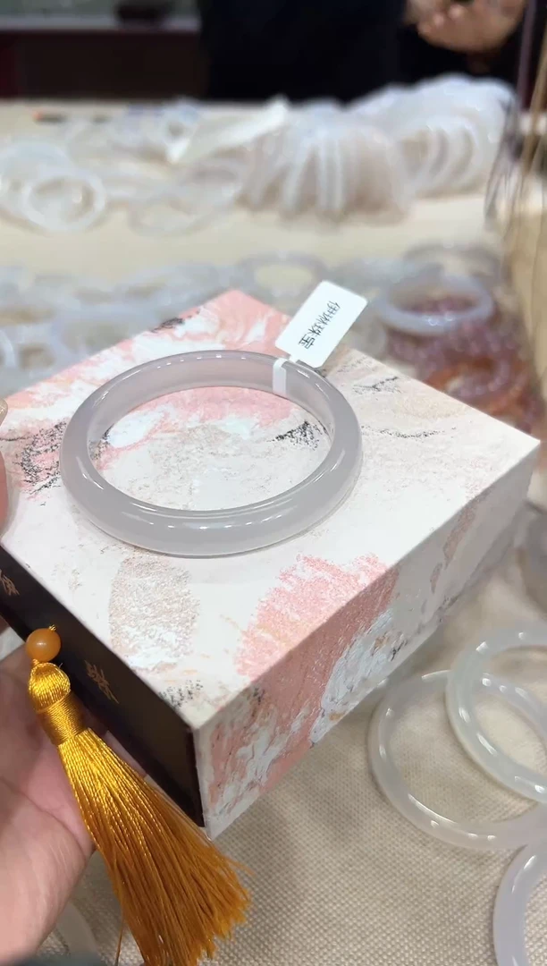 【闪购商品】玛瑙/玉髓手镯未镶嵌玛瑙手镯高冰透玉石手镯