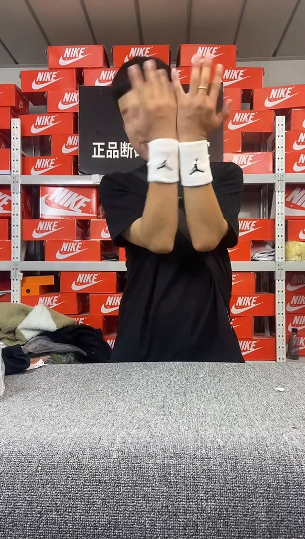 两个白色护腕 护腕 直播间过款