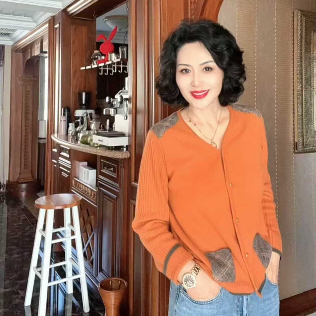 新款橘色针织开衫，100纯精纺山羊绒撞色拼接休闲时尚百搭春秋开衫