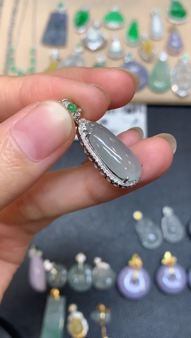 颈饰18K金镶嵌翡翠福瓜【无服务费