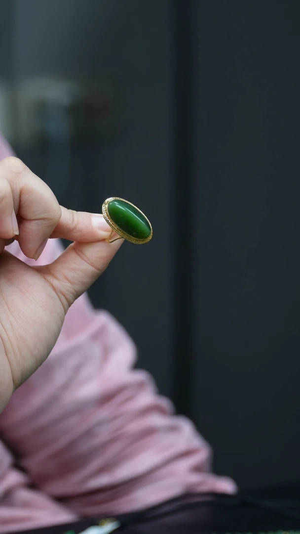 18K金镶嵌戒指和田玉1