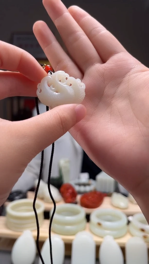 颈饰未镶嵌和田玉吊坠1