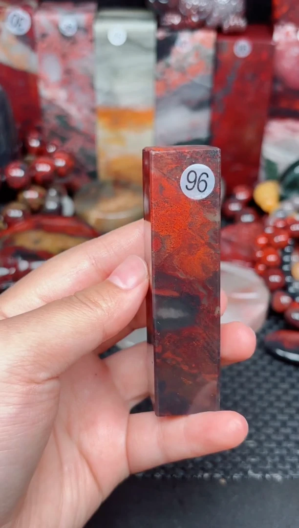 玉96号桂林鸡血玉印章摆件