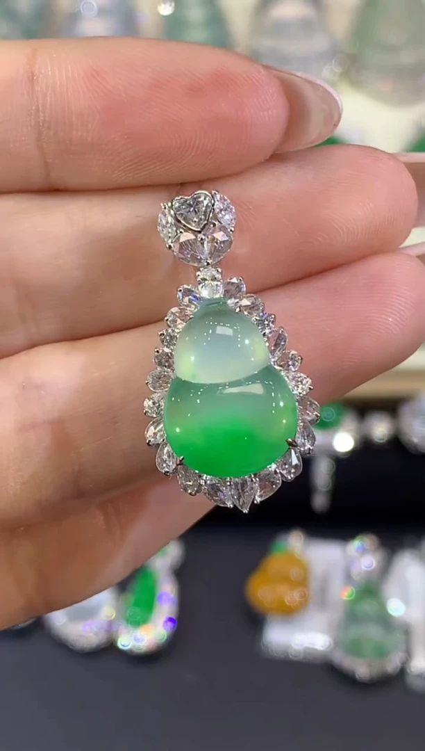 吊坠(不含链)18K金镶嵌翡翠小石头228