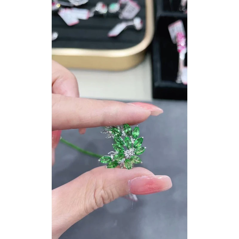 18K金镶嵌沙弗莱吊坠胸针