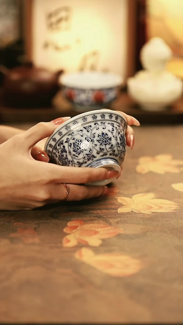M6001/陶瓷青花描银缠枝莲压手杯
