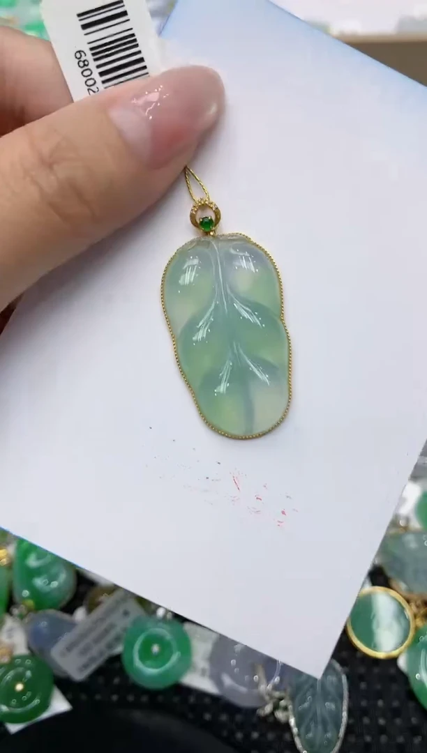 翡翠18K金镶嵌颈饰1111111111