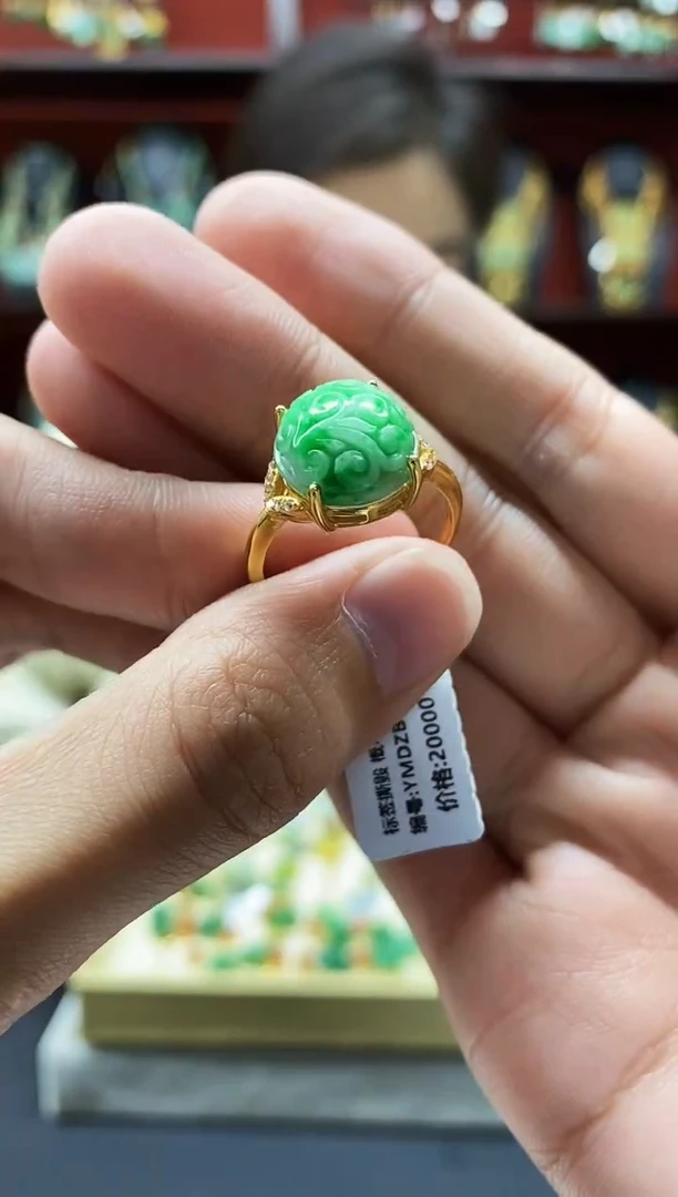颈饰未镶嵌翡翠戒指