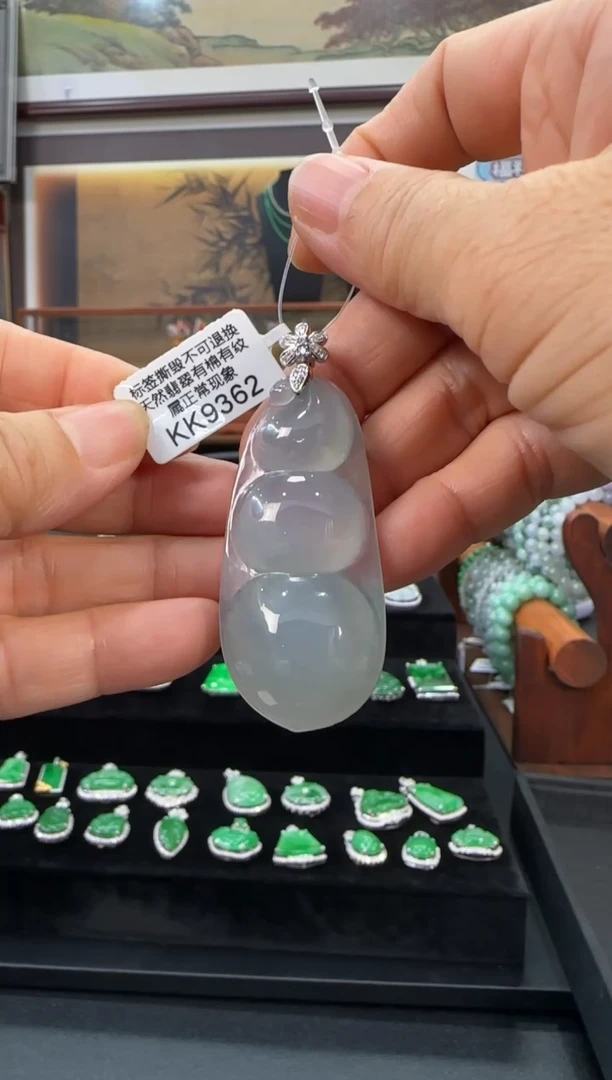 翡翠18K金镶嵌颈饰KK9362富贵豆