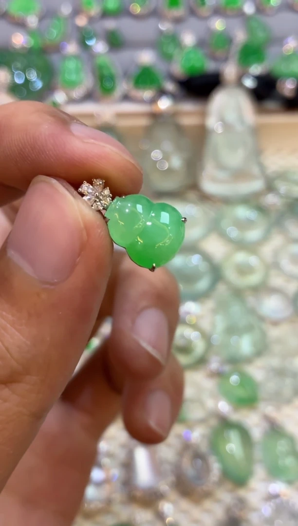 吊坠(不含链)18K金镶嵌翡翠葫芦