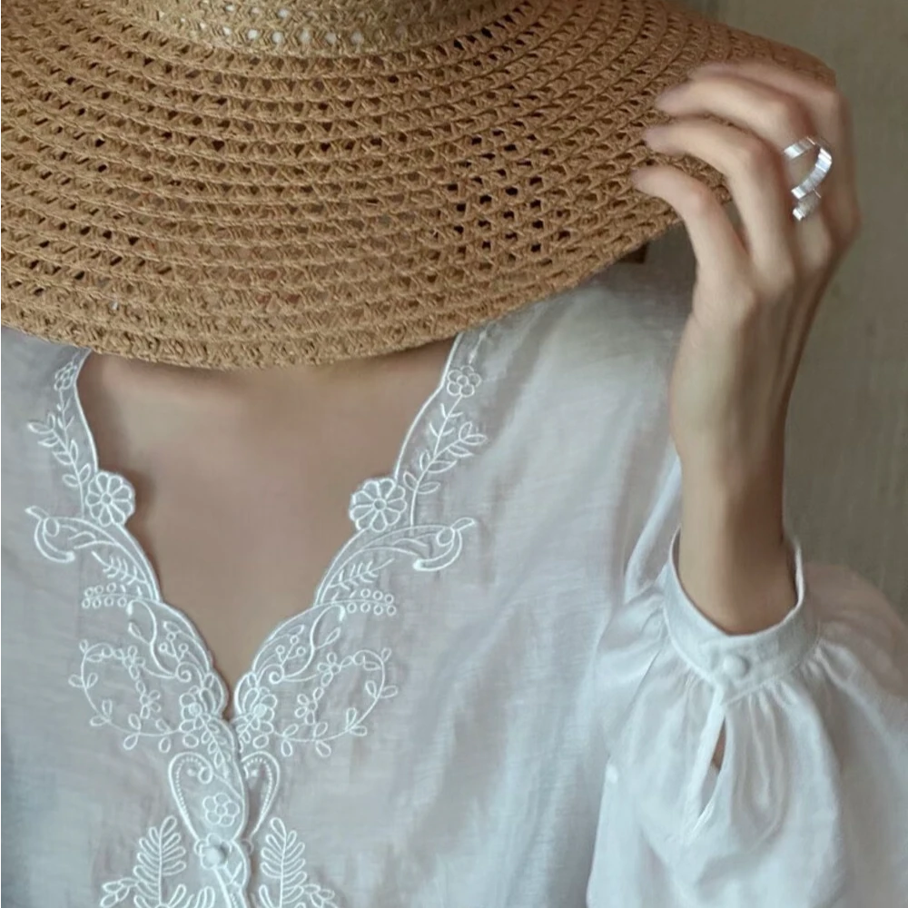 新中式优雅复古法式减龄V领重工精致刺绣天丝亚麻花边衬衫女